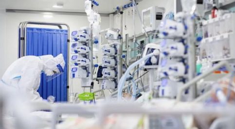 Valul cinci bagă autoritățile în ședință. Ministrul interimar al Sănătății, Cseke Attila, a organizat o videoconferință, marți dimineață, cu reprezentanții DSP-urilor din România și a prefecturilor, pentru a discuta despre măsurile ce trebuie luate astfel încât spitalele să nu intre în colaps în valul cinci al pandemiei de coronavirus. Dincolo de discuțiile propriu-zise, iată ce măsuri se află pe masa Ministerului Sănătății.
