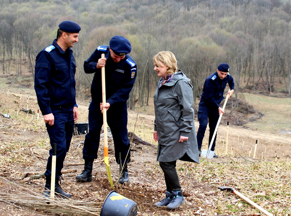  Jandarmii dâmbovițeni s-au alăturat și anul acesta campaniei ,,Luna Plantării Arborilor” și ca răspuns la invitația reprezentanților Direcției Silvice Dâmbovița au participat la o acțiune de împădurire în localitatea I.L. Caragiale.