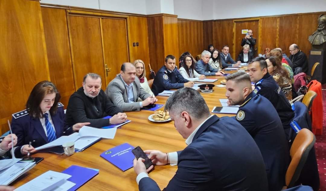 Astăzi, 15 decembrie 2023, reprezentanții organizațiilor responsabile cu prevenirea și combaterea consumului de droguri în județul Dâmbovița s-au adunat la sediul Instituției Prefectului 