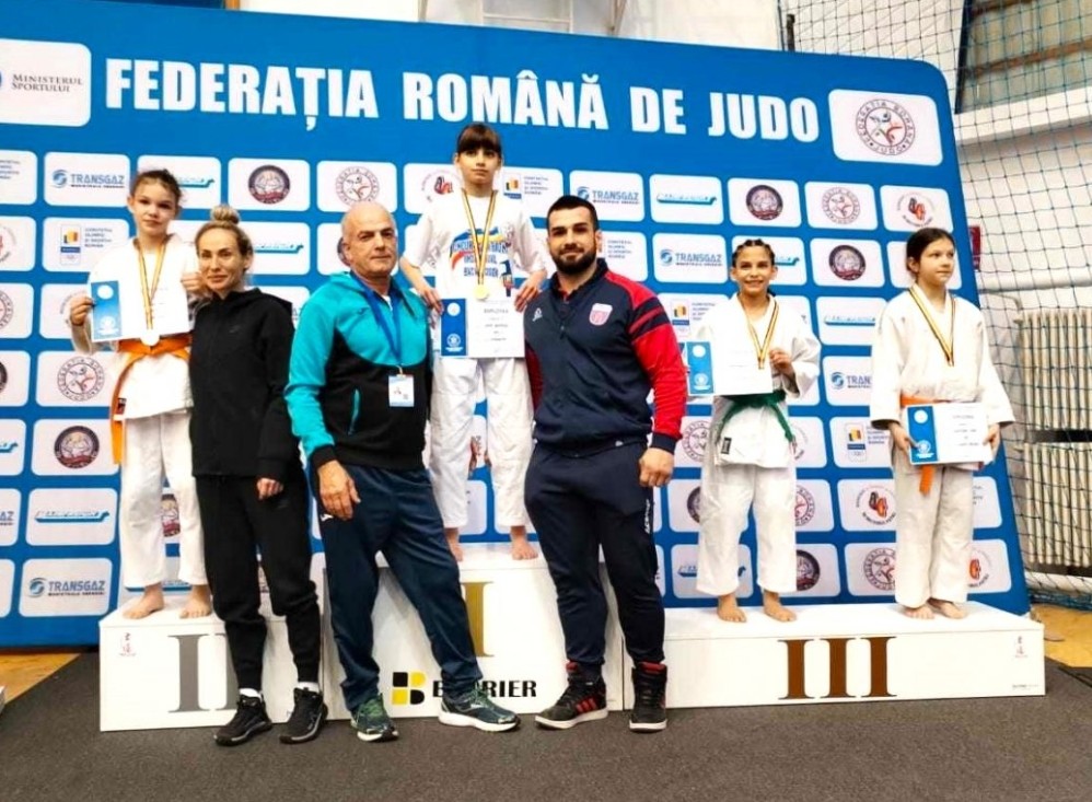 Comportare de excepție pentru Andrada Dinu la ediția din acest an a Campionatului Național de Judo U14, găzduit de orașul Bacău. După o serie de evoluții fără greșeală pe suprafața de tatami, sportiva de la CS Târgoviște, a devenit campioană a României, la categoria 36 de kilograme. Eleva lui Ilie Torcică a cucerit medalia de aur după ce și-a învins toate adversarele care i-au ieșit în cale. Andrada Dinu este una dintre marile speranțe ale secției de judo de la CS Târgoviște. În urmă cu an, la aceeași competiție, valoroasa sportivă a intrat în posesia argintului. În schimb, la U13, judoka clubului a luat aurul. La competiția găzduită de orașul Bacău, pe lângă Andrada Dinu, CS Târgoviște a mai fost reprezentat și de Iliuță Dobra, care a încheiat concursul, dedicat categoriei 60 de kilograme, pe locul 5. La competiţia găzduită de Sala „Narcisa Lecuşanu” au participat peste 800 de sportivi ce au reprezentat 120 de cluburi din ţară.