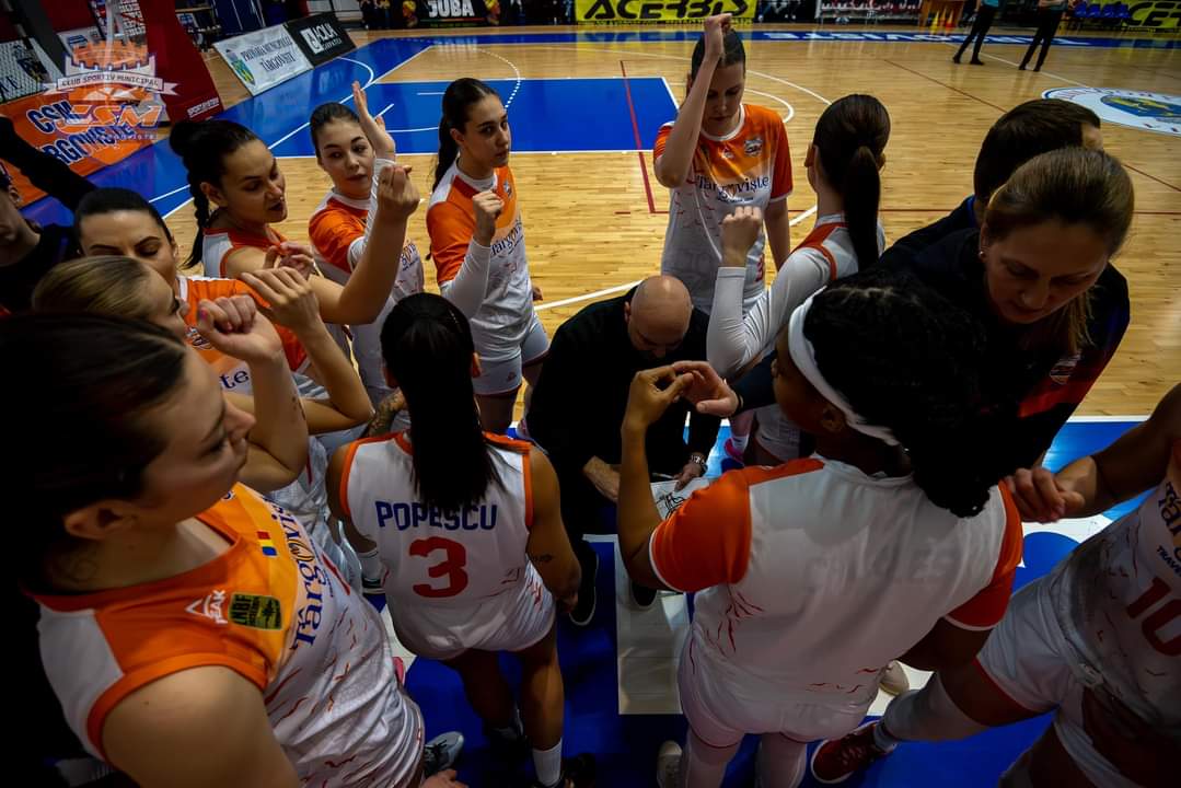 CSM Târgoviște a obținut victorie în al doilea meci din play-off în fața CS Universitatea Cluj, a fost o partidă plină de pasiune și determinare. CSM Târgoviște a reușit să învingă în deplasare pe CS Universitatea Cluj, calificându-se în penultimul act al play-off-ului Ligii Naționale de Baschet Feminin. Într-un meci plin de tensiune și momente spectaculoase, echipa târgovișteană și-a demonstrat încă o dată determinarea, încheind partida cu o victorie concludentă. De la începutul partidei, ambele echipe și-au arătat intențiile clare de a-și adjudeca victoria, însă cu o apărare puternică și atacuri bine coordonate, fetele de la CSM Târgoviște au reușit să își impună jocul încă din primele minute ale meciului. Scorul final dintre CS Universitatea Cluj-CSM Târgoviște:48-63 (5-13; 22-14; 13-18; 8-18). Au marcat pentru echipa noastră: Juliunn Redmond-14 puncte; Carla Popescu-11 puncte; Alina Chivu-11 puncte; Samantha Keltos-9 puncte; Anamaria Vîrjoghe-8 puncte; Cristina Badi-5 puncte; Ana Ivan-5 puncte; Cu încrederea crescută și determinarea de a merge până în finală, baschetbalistele de la CSM Târgoviște sunt pregătite să facă față oricărei provocări. După această performanță, ochii tuturor sunt acum îndreptați spre următorul meci, în care echipa CSM Târgoviște va continua să lupte pentru succes.