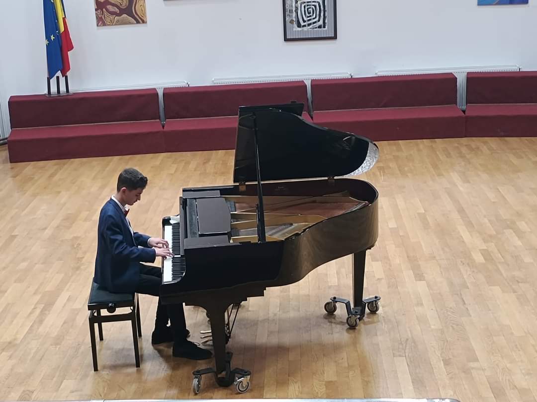 S-a desfășurat Concertul olimpicilor, care vor reprezenta Liceul de Arte "Bălașa Doamna" din Târgoviște la etapa zonală a Olimpiadei de interpretare instrumentală, 28-29 martie 2024, Râmnicu Vâlcea. 1. ANTON BARBARA IOANA, clasa a V-a, profesor Bondu Alexandru. 2. BADEA THEODORA MARIA, clasa a V-a, profesor Pintea Cristina. 3. PAUNE REBECA MIHAELA, clasa a V-a, profesor Roman Eliza. 4. VULPE TEONA, clasa a V-a, profesor Sălișteanu Ana Maria. 5. NIȚĂ ALEXANDRU, clasa a VI-a, profesor Geantă Mirela. 6. OLTEANU EDUARD MIHAIL, clasa a VII-a, profesor Popescu Adina. 7. PREDA OTILIA TEODORA, clasa a VII-a, profesor Bondu Alexandru. 8. STERIE ALBERT, clasa a VII-a, profesor Sălișteanu Ana Maria. 9. ȘTEFĂNESCU DAVID, clasa a VII-a, profesor Sălișteanu Ana Maria. 10. DRAGNEA ERIC, clasa a VIII-a, profesor Profirescu Amalia. SUCCES!