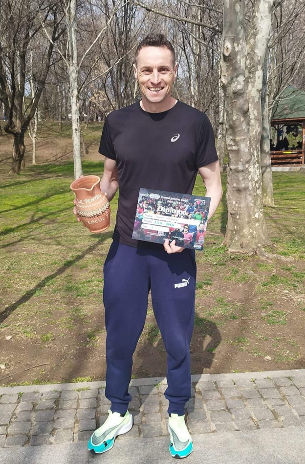 Jandarmul montan Ionuț Timofte a obținut locul I, în urma participării la competiția sportivă „Crosul pentru Viață”. Acesta s-a înscris în concurs la categoria masculin 40-49 de ani și a alergat la proba „Crosul familiei” pe o distanță de 3 km, într-un timp de 13 minute și 50 de secunde. Ionuț Timofte a relatat că va reveni cu plăcere, de fiecare dată, la acest eveniment, deoarece este organizat în scopuri caritabile și se simte foarte mândru de rezultatele obținute de-a lungul celor peste 8 ani în care a reprezentat Jandarmeria dâmboviţeană la cele peste 130 de competiții sportive. Pe data de 6 aprilie 2024, jandarmul va participa la Campionatul Național de Cros Masters, care se va desfășura în localitatea Cocorăștii Mislii, județul Prahova. Subofițerul îşi desfăşoară, în prezent, activitatea la Postul de Jandarmi Montan Zănoaga, structură a Inspectoratului de Jandarmi Județean “Mircea cel Bătrân” Dâmbovița.