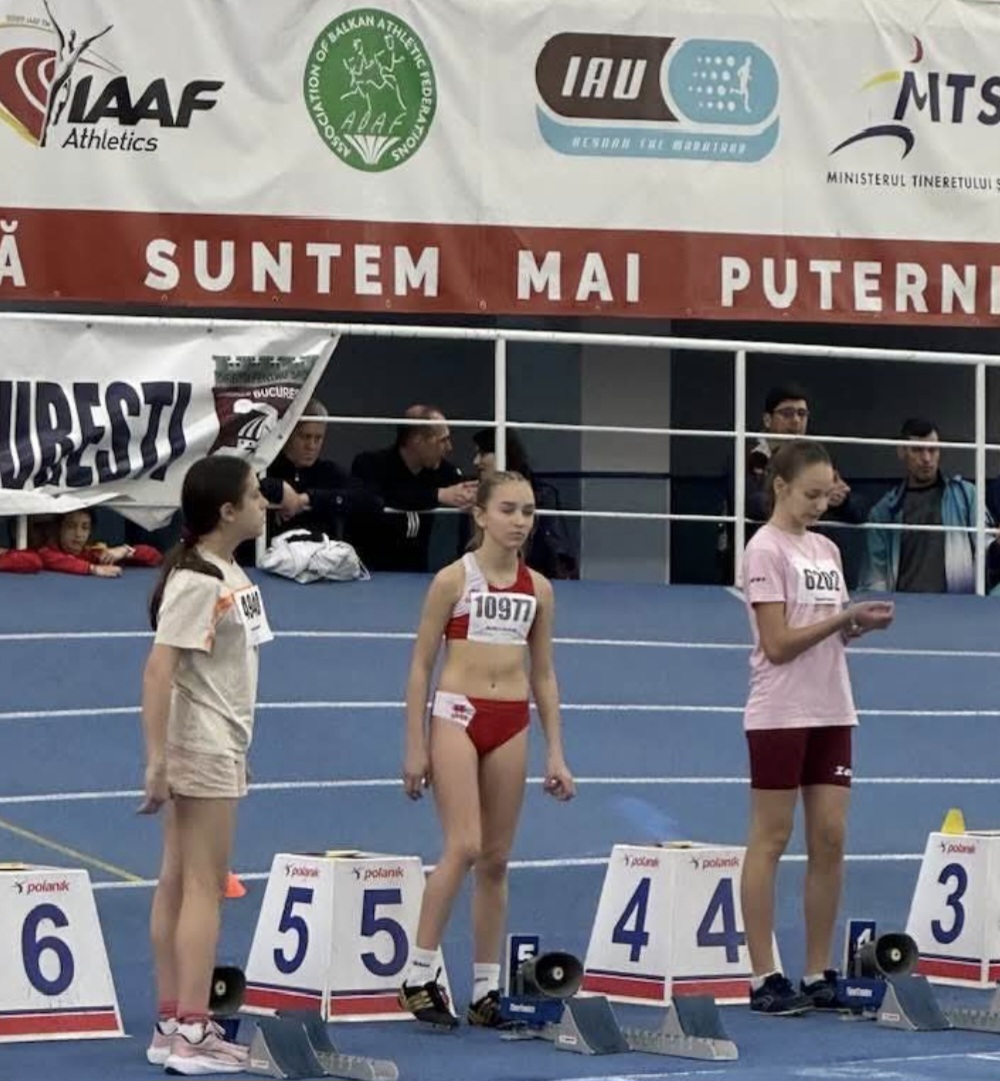 Sportiva de la CS Târgoviște, Sonia Ilie, a obținut rezultate remarcabile la Campionatul Național de Atletism de sală U14 și U13, care s-a desfășurat weekend-ul trecut la Complexul Sportiv „Iolanda Balaș Soter” din București. Antrenată de Desdemona Banu-Ionescu, Sonia a strălucit în două probe, câștigând două medalii: argint la 200 metri și bronz la 60 metri.