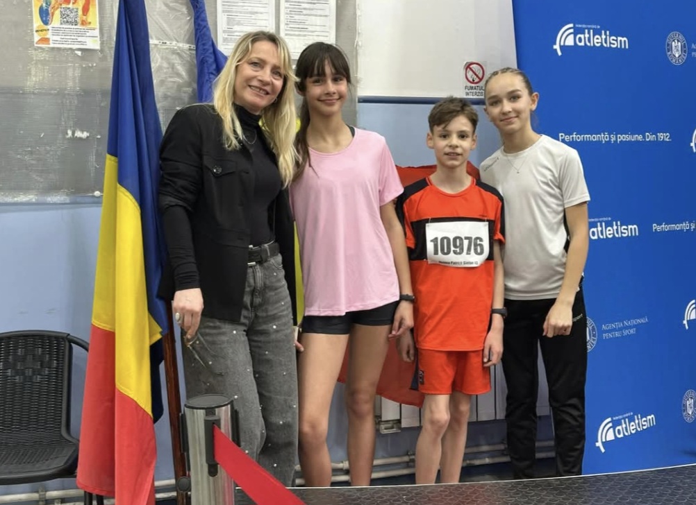 Sportiva de la CS Târgoviște, Sonia Ilie, a obținut rezultate remarcabile la Campionatul Național de Atletism de sală U14 și U13, care s-a desfășurat weekend-ul trecut la Complexul Sportiv „Iolanda Balaș Soter” din București. Antrenată de Desdemona Banu-Ionescu, Sonia a strălucit în două probe, câștigând două medalii: argint la 200 metri și bronz la 60 metri.